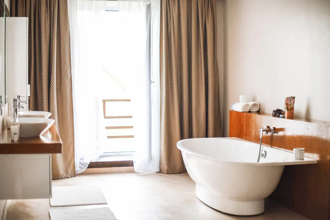 Salle de bains avec des murs et un sol en béton ciré beige à Bordeaux